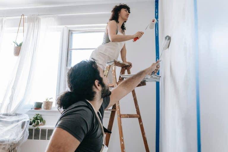 couple en train de peindre un mur